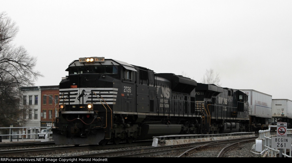 NS 2726 leads train 218 past Elm Station